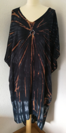 Schitterende oversized tie dye kaftan. Zwart/antraciet/bruin. Onze Size.