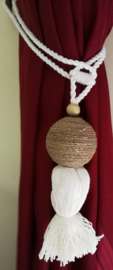 Embrasse van gedraaid touw met sandelhout. Met dik wit sierkoord en kwast. Lengte koord 30 cm. 1 stuks.  Handmade Bali