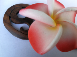 Knot speld. Bali palisander hout met roze/rode frangipani bloem. 19 cm lang.