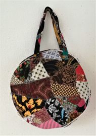 Unieke patchwork Mandala schouder tas, dubbel doorgestikt. Diameter 46 cm, hoofdvak met dubbele rits en voorvak met diameter van 25 cm en enkele rits. Lengte band 39 cm.