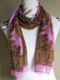 Sjaaltje van voile crepe lila. 155 x 50 cm. Met prachtig batik motief.