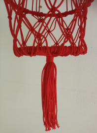 Vrolijke zomerse macramé plantenhanger rood.