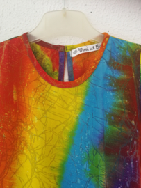 Vrolijk regenboogjurkje. Gemaakt van speciale BingBatik. Mouwtje met omslag en aangerimpelde rok. Sluit met knoopje achter. Maat 98/104 voor 3-4 jaar. 100% rayon, wasbaar op 30  graden.