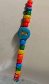 Uit het atelier van Puck. Naam armbandje  'T'.