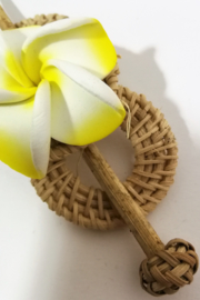 Knot speld. Bali rotan handwerk. Met gele frangipani bloem. 13,5 cm lang.