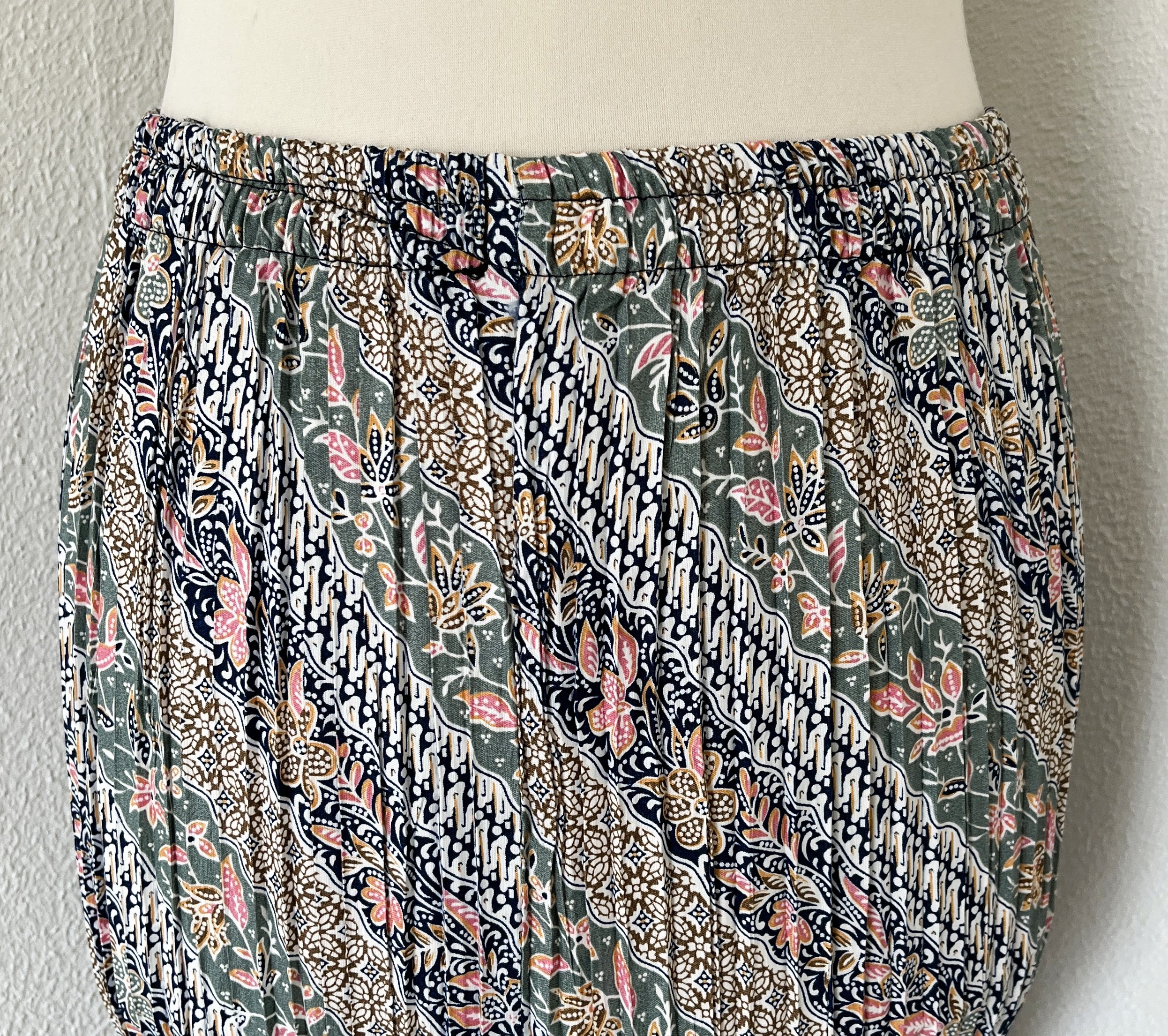 Batik uit Java. Authentieke rok plissé. Maatbereik 36 t/m 40.