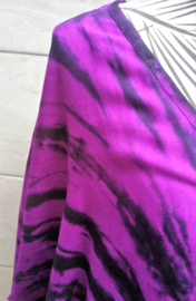 Schitterende oversized tie dye kaftan met unieke print.  Aangeknipte mouw en a-symetrische zoom. Lang model. Purple/zwart en een spoortje wit. Bovenwijdte 160 cm, lengte voor 100 cm, lengte achter 125 cm. 100% rayon.