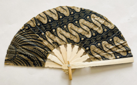 Kleurrijke waaier. Bamboe met batik stof 21,5 cm.