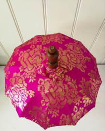 Bali parasol 60 cm hard roze.  Diameter 47 cm. Op houten voet van palisander.