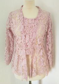 Uit de Ayu collectie van bijzonder verfijnd kant. Kebaya baby roze. Maat 42.