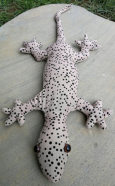 Gekko zwaarte knuffel XL. Gevuld met Bali zand. 1000 gram, 51 cm lang.