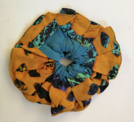 Schitterende batik wokkel/scrunchie. Voor paardenstaart, vlecht of knot. Met dubbelzijdige batik print.