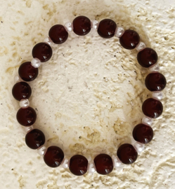 Uit het atelier van Ana. Armband dieprood/wit.