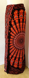 Sarong pauw, zwart/rood/multi.  Symbool van onsterfelijkheid.