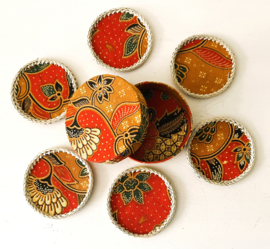 Set onderzetters. Stoffen batik doosje met 6 stoffen onderzetters, afgewerkt met rotan. Schitterend handwerk.