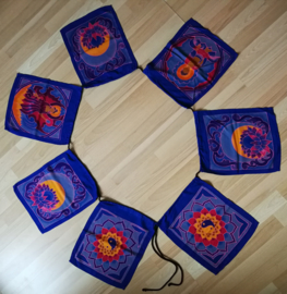 Vlaggenlijn 'meditatie'.  Batik handwerk uit kunstenaarsdorp Ubud. 7 vlaggen van 33x26 cm met 4 afbeeldingen. Lengte inclusief koord  3 meter. 100% rayon