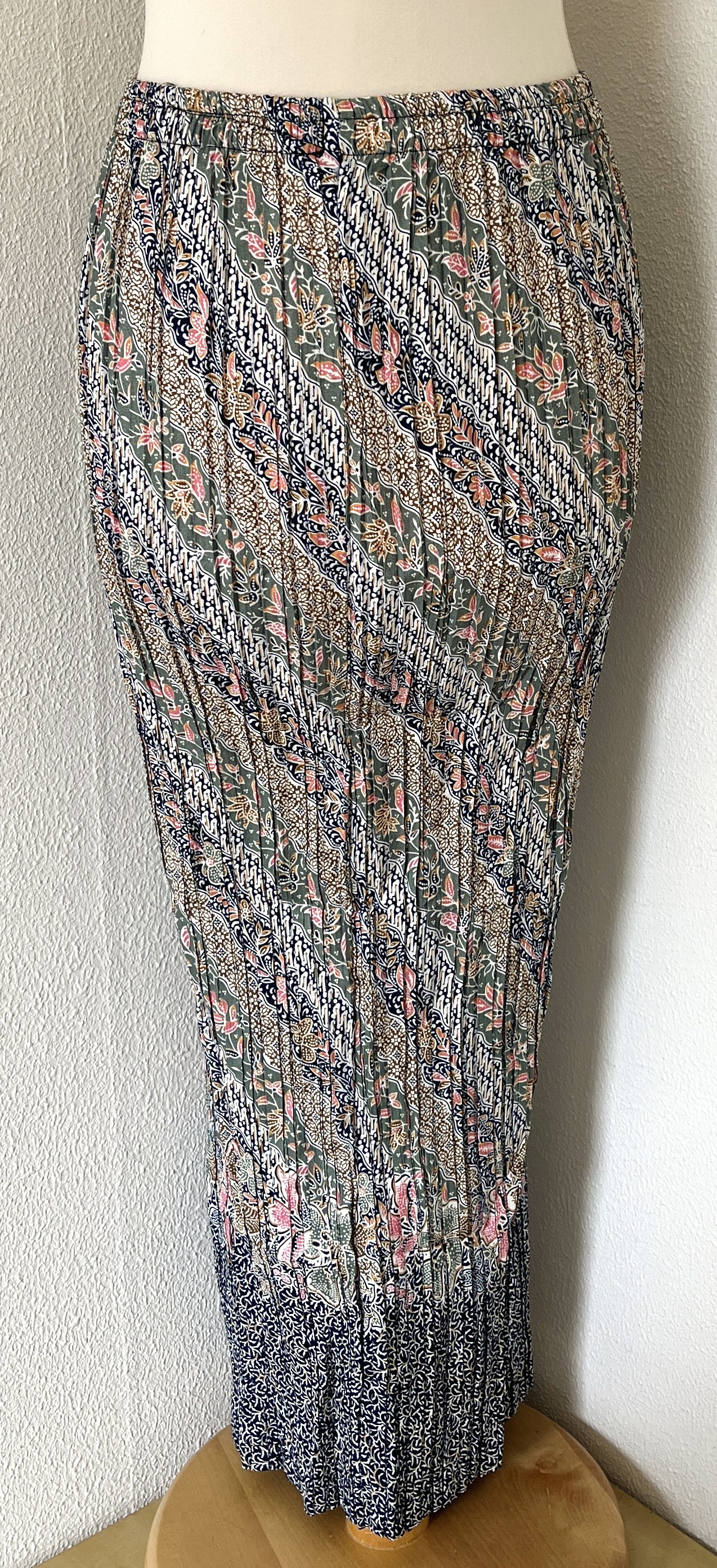 Batik uit Java. Authentieke rok plissé. Maatbereik 36 t/m 40.