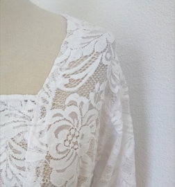 Traditionele Balinese kanten kebaya wit. Maat 44 t/m 58 en 60 t/m 66.