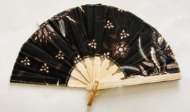 Kleurrijke waaier. Bamboe met batik stof 21,5 cm.