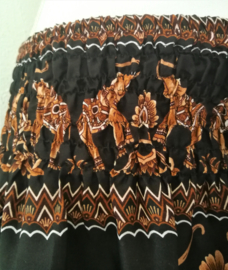 Broek 'Elephant dream', zwart/roest. Met breed elastiek in taille (88 cm)/ heupband (heup 140 cm), sierkoordje voorzijde, opgestikt zijvakje en elastiek in enkels. Ruimvallende pijp en normaal kruis. 100% rayon. Binnenbeenlengte 77 cm. Maat 44 t/m 46.