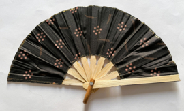 Kleurrijke waaier. Bamboe met batik stof 21,5 cm.