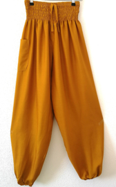Caramel kleurige Bohemian broek van zacht glanzende rayon. Maat 36 t/m 40