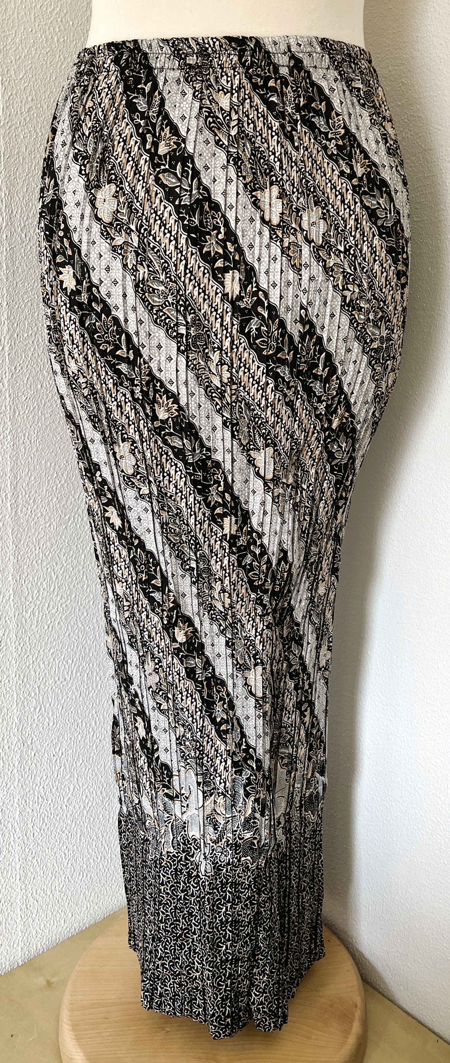 Batik uit Java. Authentieke rok plissé. Maatbereik 38 t/m 42.