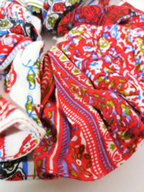 Collectors item van eigen label. Batik wokkel/scrunchie 1001 nacht rood/wit.  Voor paardenstaart, vlecht of knot.