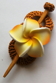 Knot speld. Bali rotan handwerk. Met oranje frangipani bloem. 13,5 cm lang.