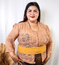Traditionele Balinese kanten kebaya steenbruin. Maat 58.