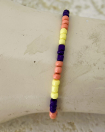Uit het atelier van Puck. Armbandje paars/geel/zalm.