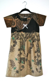 Batik jurkje, met sierstrikje. 122/128.  7/8 jaar.