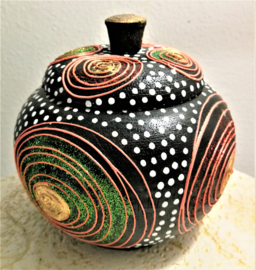 Thee box incl thee. Juweel van Balinees handwerk. Bewerkte kokosnoot, beschilderd met acryl verf. Diameter 16 cm. 