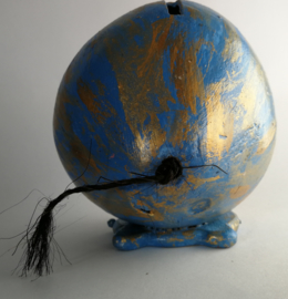 Goed geluimde blauwe houten batik spaarolifant. Gemaakt van kokosnoot, met een staartje van kokoshaar.