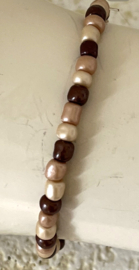 Uit het atelier van Ana. Armbandje bruin tinten.