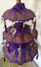 Traditionele ceremoniële Balinese  parasol. Schitterend handwerk, met zeer bijzondere authentieke  details afgewerkt. Op teakhouten voet. Hoogte 110 cm. Diameter parasols 38 en 54 cm.m.