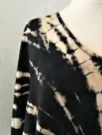 Schitterende oversized tie dye kaftan met unieke print, zwart/room.  Aangeknipte mouw en a-symetrische zoom. Lang model. Bovenwijdte 170 cm, lengte voor 102 cm, lengte achter 123 cm. 100% rayon.