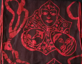 Exclusief batik sjaaltje uit Oost-Java. Zwart/rood. 30x195 cm. 100% rayon. Wasbaar op 30 graden.