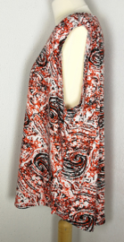 Mouwloze top. Paisley oranje/zwart. Maat 54.