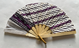 Kleurrijke waaier. Bamboe met batik stof 21,5 cm.