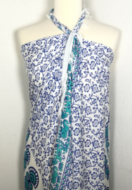Sarong pauw, wit/blauw/zeegroen-turkoois.  Symbool van onsterfelijkheid.
