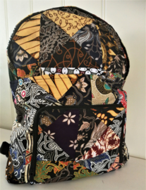 Vrolijke patchwork rugzak. 42x39x12 cm. Hoofdvak met verzonken rits,  voorvak  van 22x20 cm met rits en versteviging op de draagpunten.  Verstelbare schouderbanden en bovenlus.