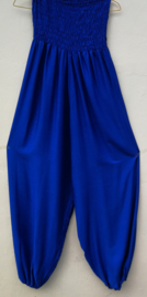 Jumpsuit 'Bali Blue' . Strapless gesmockt bovenlijfje, wijd uiteenlopende pijpen, elastiek in de enkels. 100% zacht glanzende rayon. Maat 36 t/m 42.