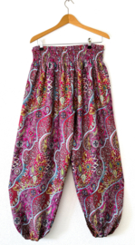 Broek 'Paisley dream', roze/multi. Extra lang. Maat 50/52.