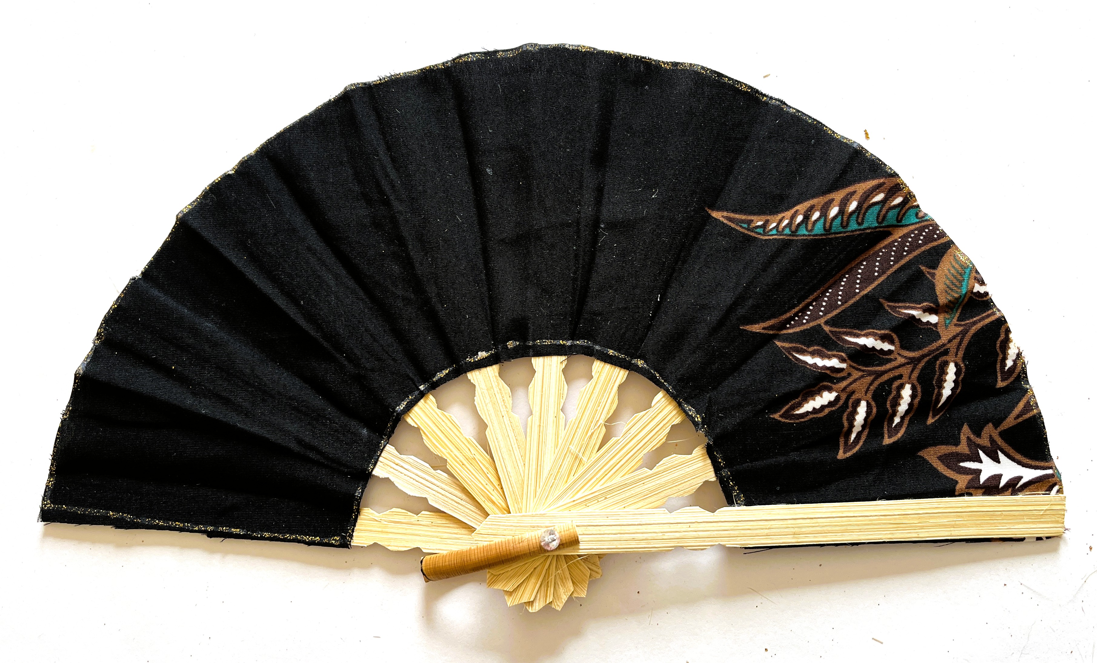 Kleurrijke waaier. Bamboe met batik stof. 21 cm.