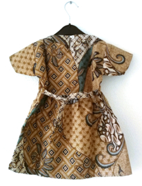 Eenvoudig jurkje van Balinese batik. Maat 116, 6 jaar.