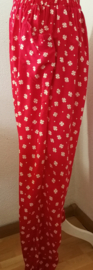 Broek 'Klavertje', rood. Met smal elastiek in tailleband, twee opgestikte zakken en elastiek in enkels. 100% rayon. Maat 36 t/m 40.