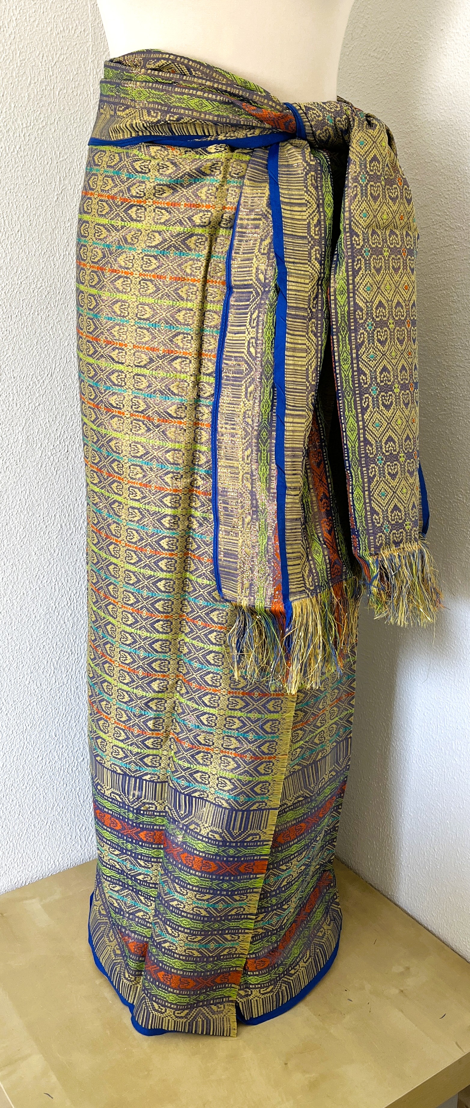 Kain Songket. Geweven gouddraad sarong. Complete set met selendang