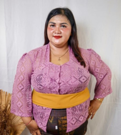 Traditionele Balinese kanten kebaya paars. Maat 56.