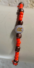 Uit het atelier van Puck. Naam armbandje  'R'.